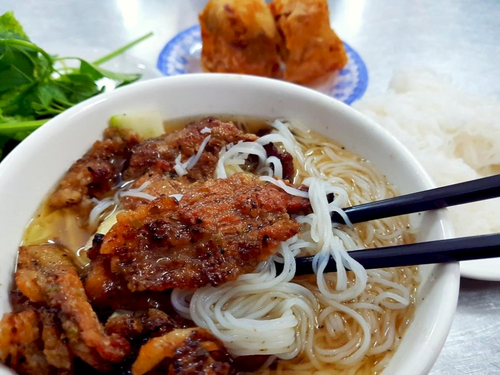 Classic bun cha with tender meat, rice noodles, and crisp vegetables